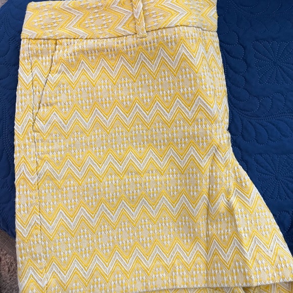 Yellow and white patterned Ann Taylor women’s shorts size 16. - Picture 5 of 5